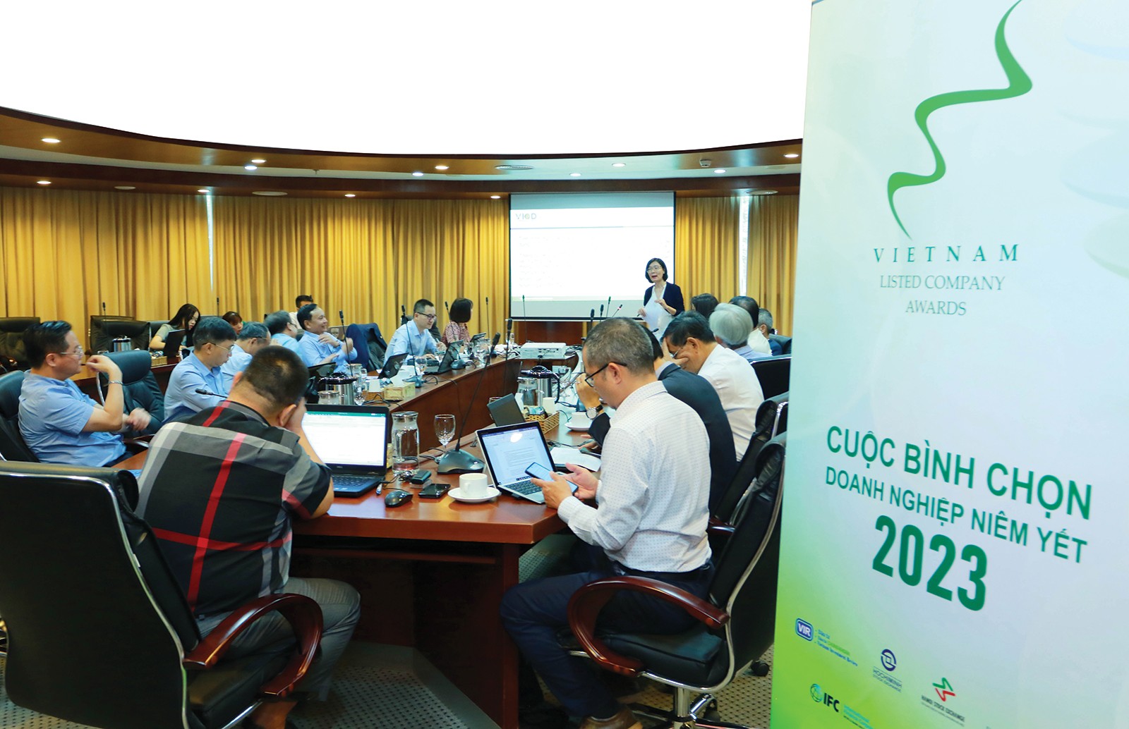 mot-buoi-lam-viec-cua-hoi-dong-binh-chon-doanh-nghiep-niem-yet-2023 mot-buoi-lam-viec-cua-hoi-dong-binh-chon-doanh-nghiep-niem-yet-2023